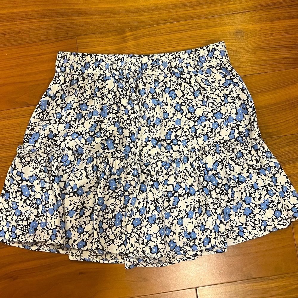 Zara, blue black and white floral skirt/skort size Small